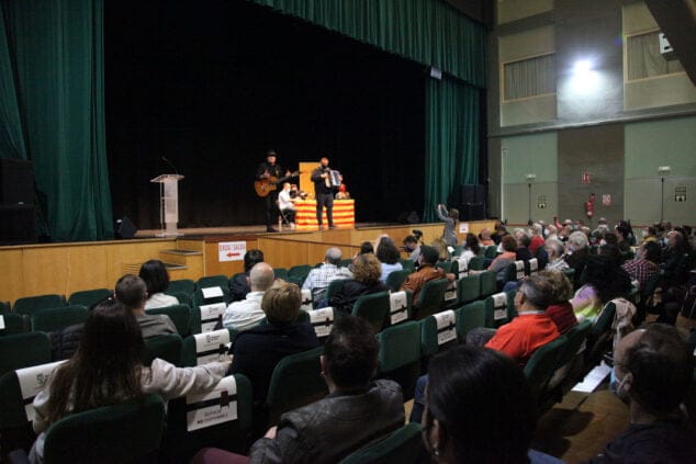 asistentes en la presentacion del libro de gabriel rufian