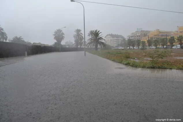 Opinión de CEDMA sobre el DATE: "La inundabilidad es el talón de Aquiles de la futura ordenación territorial dianense" 1 Imagen: Calle anegada en una de las salidas de Dénia