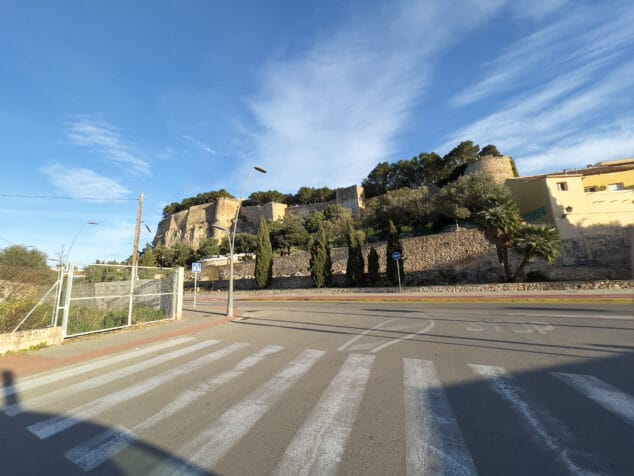 Piden internar en un psiquiátrico a la mujer que se lanzó del Castillo de Dénia con su hijo de 7 meses 1 Imagen: Castillo desde ronda de les Muralles