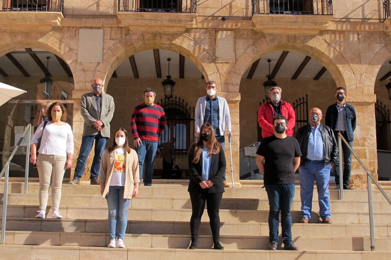 Concejales del PSPV y Compromís protestando frente al Ayuntamiento