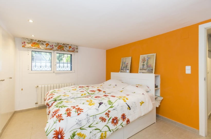 Dormitorio de una casa de alquiler vacacional con cinco dormitorios en Dénia – Deniasol
