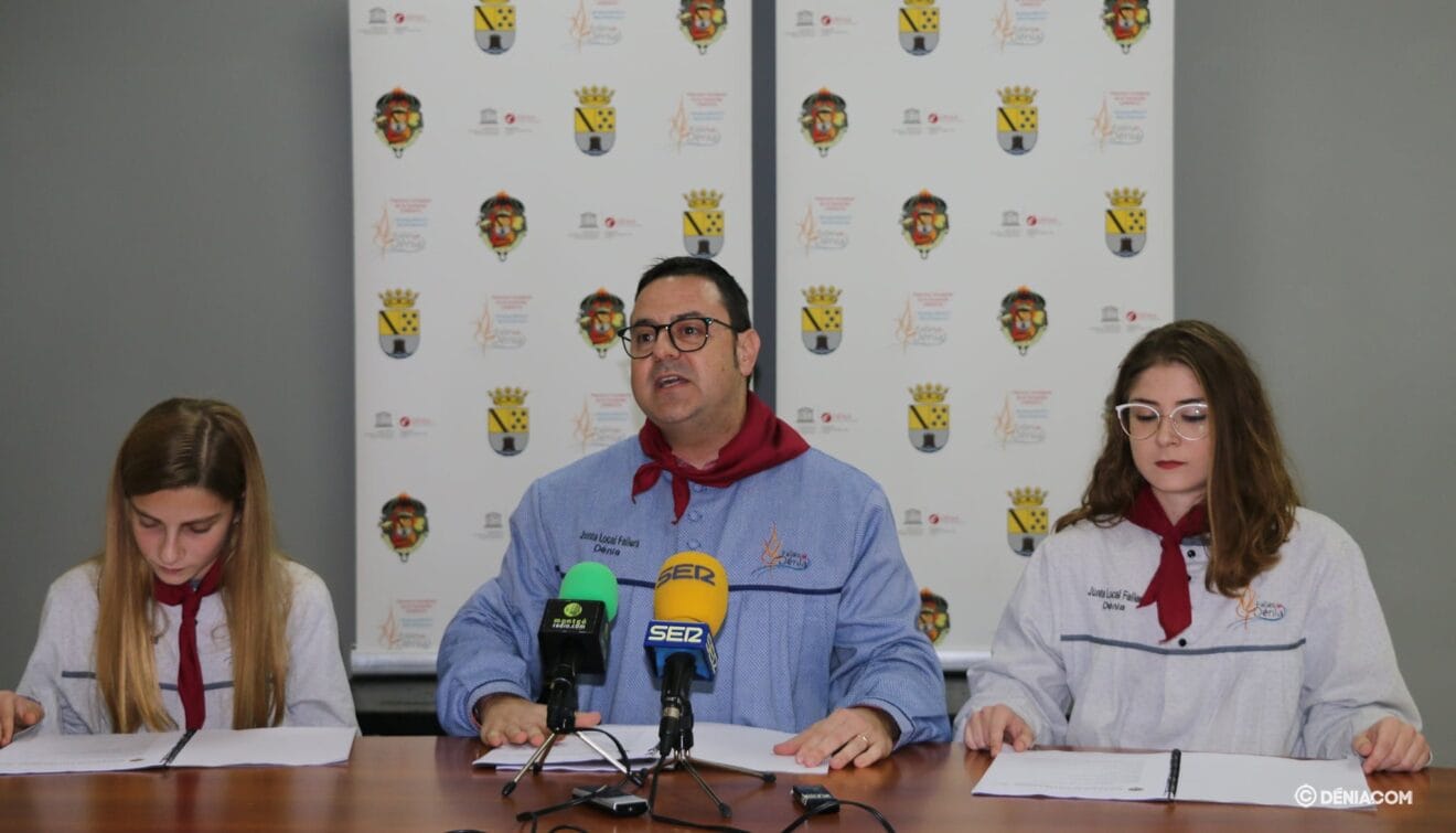 El ahora expresidente junto a las Falleras Mayores actuales de Dénia