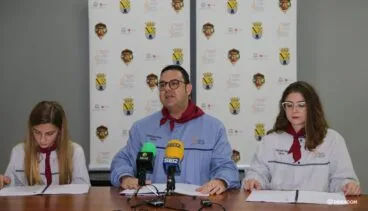 el ahora expresidente junto a las falleras mayores actuales de denia