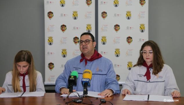 Imagen: El ahora expresidente junto a las Falleras Mayores actuales de Dénia