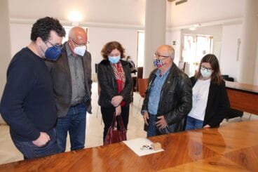 El Ayuntamiento recibiendo la donación