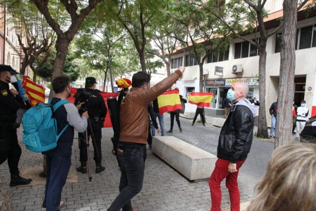Imagen: El portavoz del partido ERC frente a los ultras dispuestos en la entrada del Centre Social