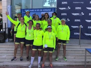 equipo femenino del club de rem de denia
