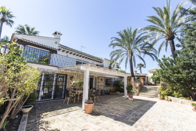 Exterior de una casa de alquiler vacacional con cinco dormitorios en Dénia - Deniasol