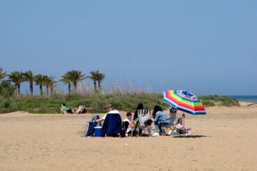 familia disfrutando de la playa de denia durante la pasada pascua