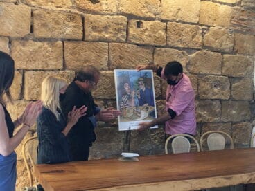 Federico Cervera y Carla Fuentes destapando el cartel del segundo aniversario de Els Magazinos