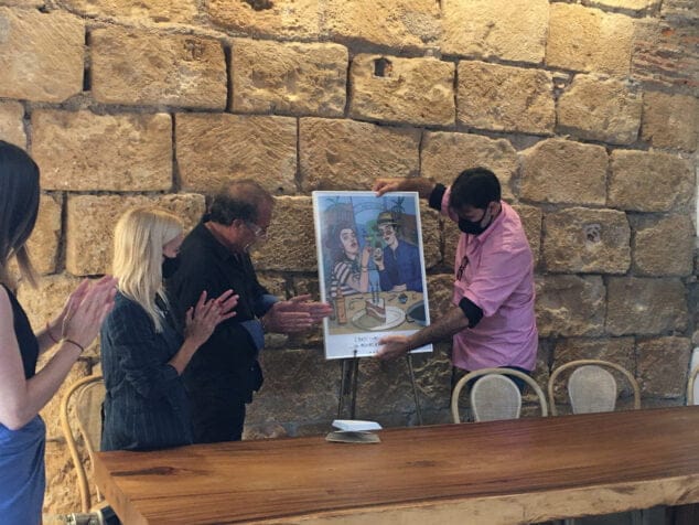 Imagen: Federico Cervera y Carla Fuentes destapando el cartel del segundo aniversario de Els Magazinos