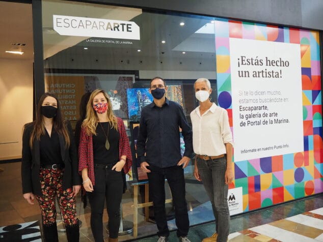 Imagen: Los responsables del centro comercial y de Adama, tras la firma de la colaboración - Portal de la Marina