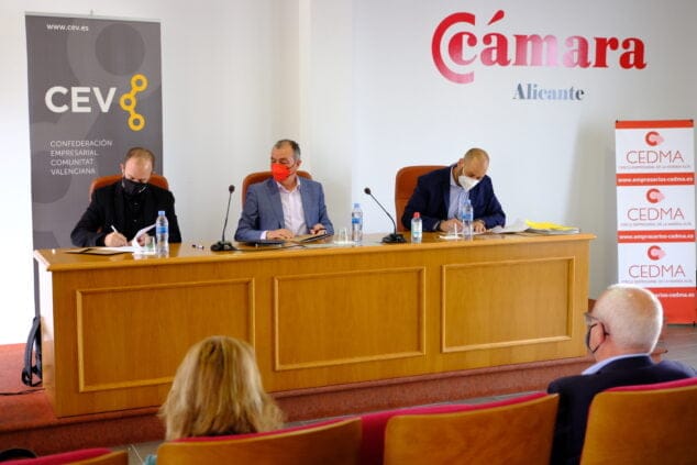 Imagen: Firma del convenio entre CEDMA y CEV