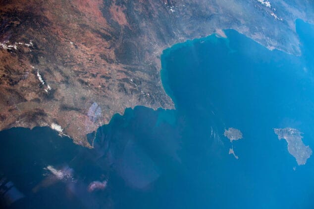 Una espectacular imagen tomada por astronautas muestra como nunca la geografía de la Marina Alta desde el espacio 1 Imagen: Fotografía captada por astronautas de la NASA