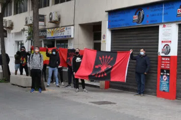grupo de ultras clamando contra el acto