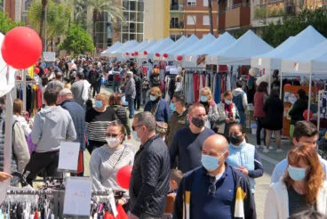 la calle la via se llena por la feria del estoc de denia