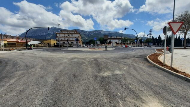 Bild: Neuer Kreisverkehr an der Joan Fuster Avenue mit Camí Pou de la Muntanya