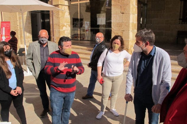 Imagen: Óscar Mengual y Gerard Fullana junto a otros ediles de PSPV y Compromís