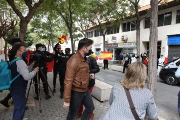 rufian increpado a la llegada al centre social por un grupo de fascistas