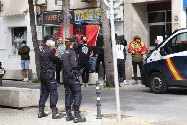 Imagen: Saludos fascistas contra la presentación del libro de Gabriel Rufián
