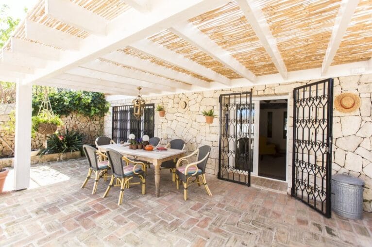 Terraza cubierta en una casa de alquiler vacacional con cinco dormitorios en Dénia - Deniasol