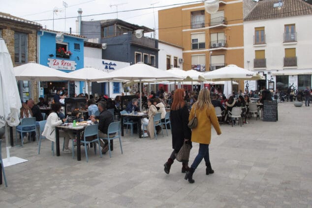 Imagen: Terrazas de la plaza Mariana Pineda llenas durante la Pascua