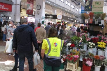 trabajadora en el mercat de denia