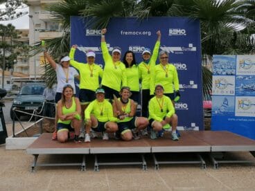 veteranas del club de rem en lo alto del podio