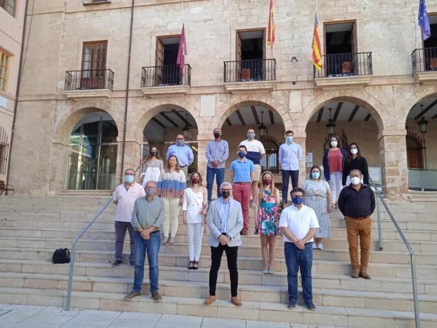 Imagen: Ayuntamiento de Dénia junto a la nueva ejecutiva de la Junta Local Fallera