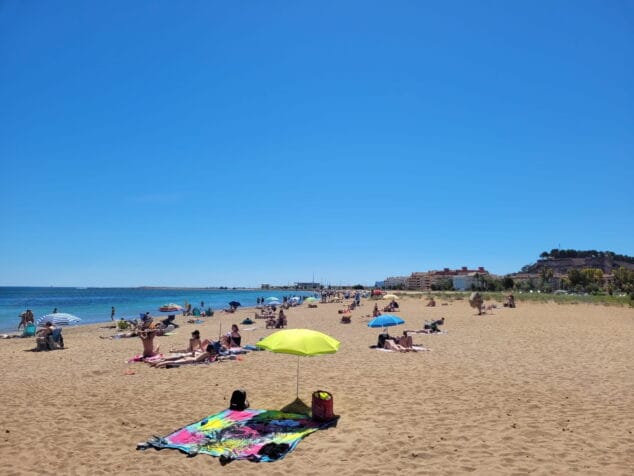 bancc83istas en la playa de denia