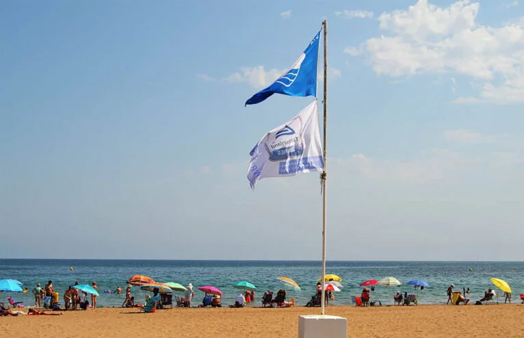 Blaue Flagge am Strand von Bovetes in Dénia
