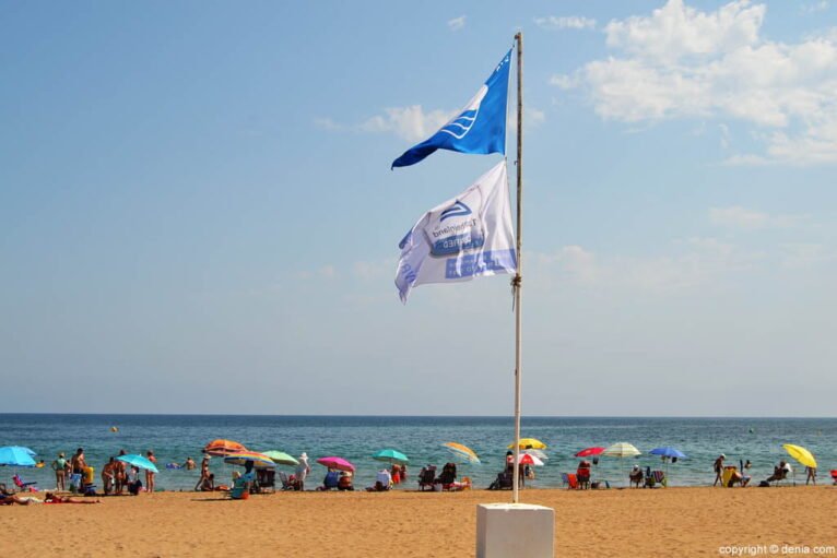 Bandera Azul en la playa Les Bovetes