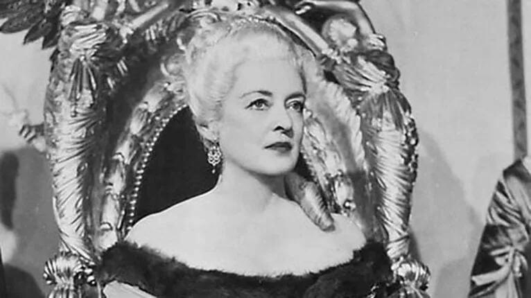 Bette Davis interpretando a Catalina la Grande en El capitán Jones