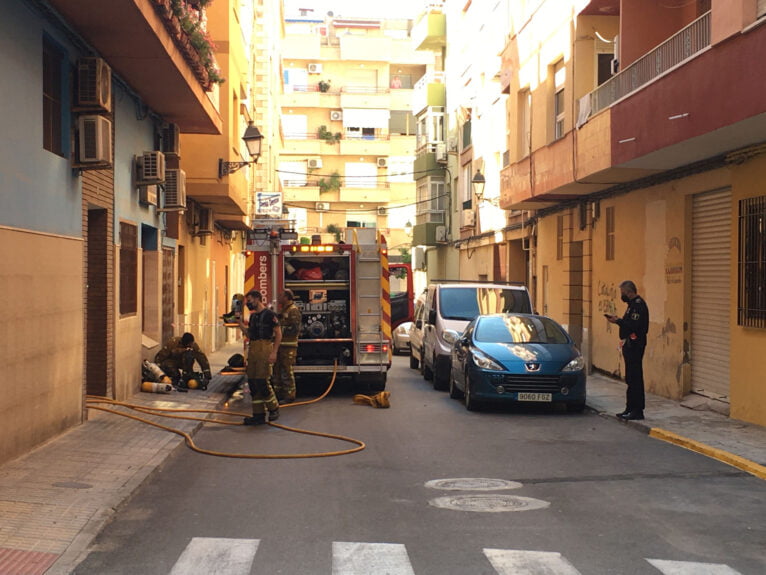 Bomberos durante el incendio de avenida Alicante