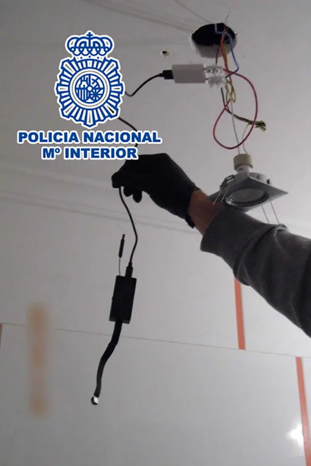 Detienen en Dénia a un supuesto pedófilo que instaló una cámara espía en el cuarto de baño de su vecina 1 Imagen: Cámara espía localizada en el baño de Dénia