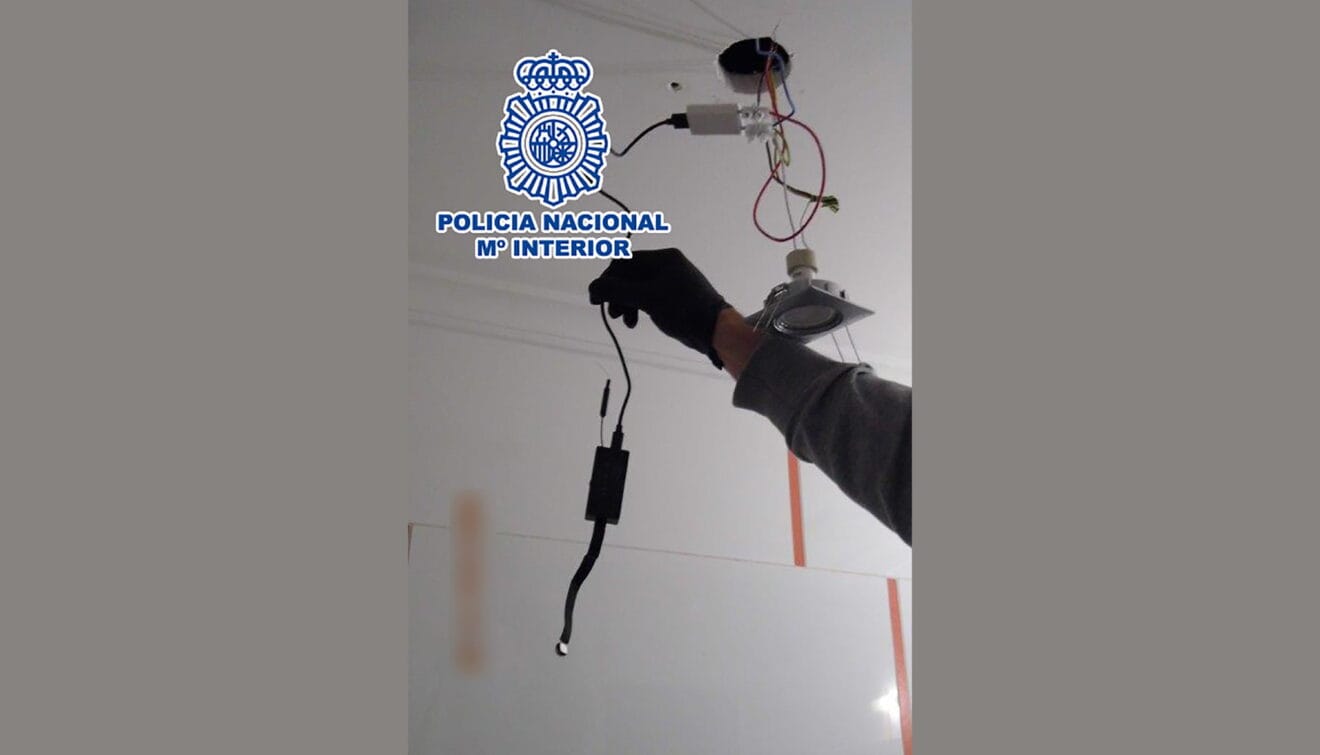 Cámara espía localizada en el baño de Dénia portada