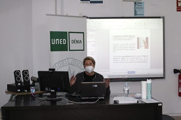 carmen mas impartiendo la charla en uned denia