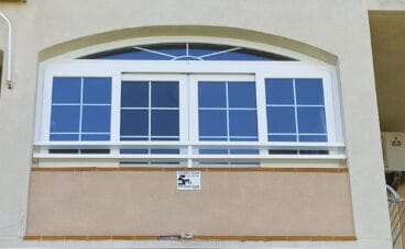 Cerramiento corredero de cuatro hojas – Alucardona Pvc y Aluminios, S.L.