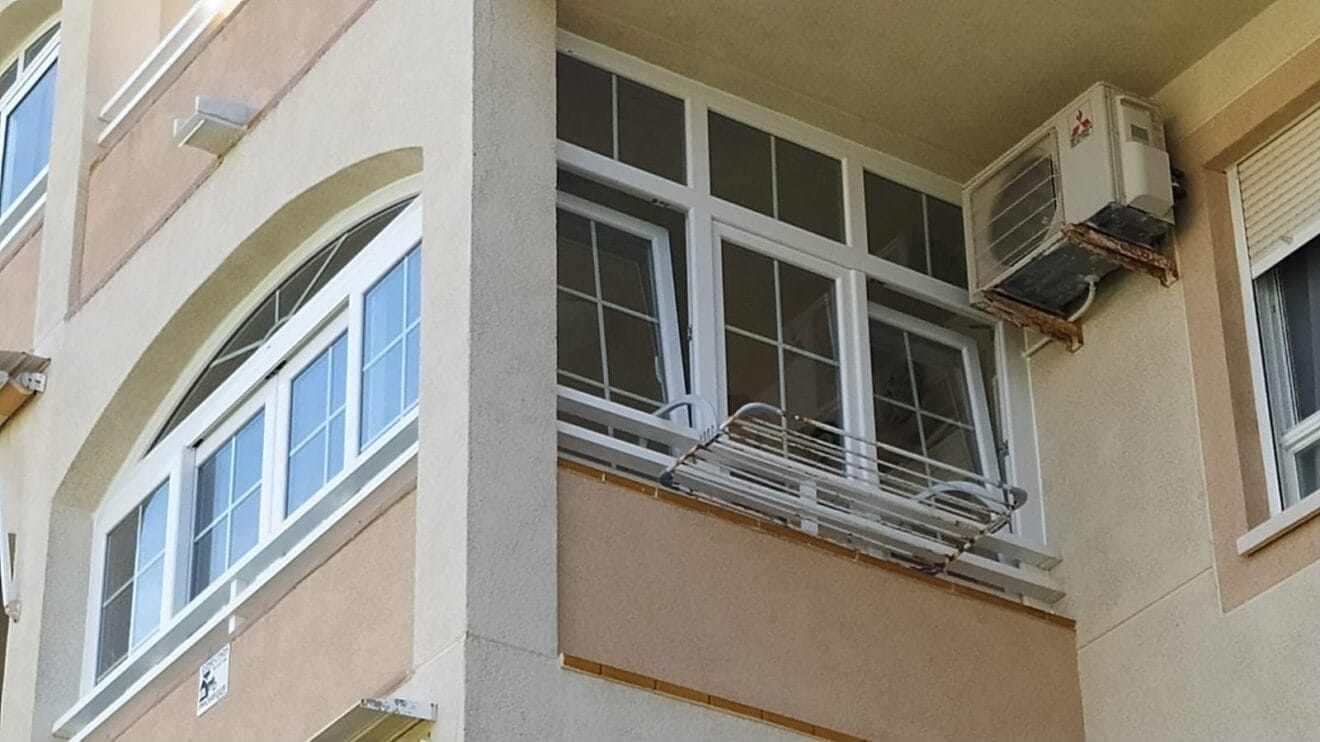 Cerramiento de cuatro hojas correderas - Alucardona Pvc y Aluminios, S.L.