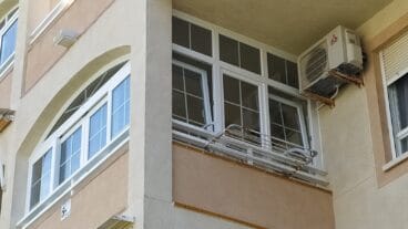 Cerramiento de cuatro hojas correderas – Alucardona Pvc y Aluminios, S.L.