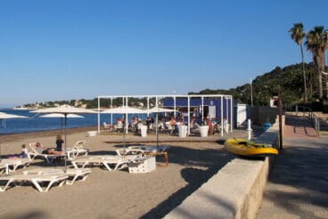 Clientes en el chiringuito de la Marineta Casiana en Dénia