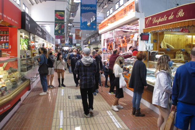 Imagen: Clientes realizando sus compras en el Mercado Municipal de Dénia