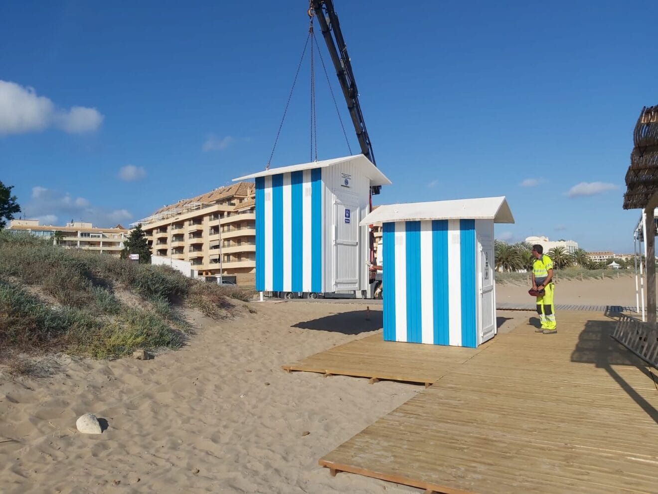 Colocación del vestuario adaptado en la playa Punta del Raset