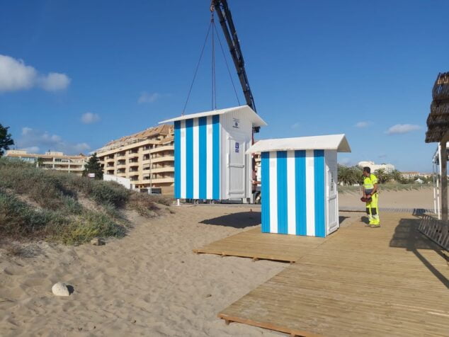 Image: Placement de la garde-robe adaptée sur la plage de Punta del Raset