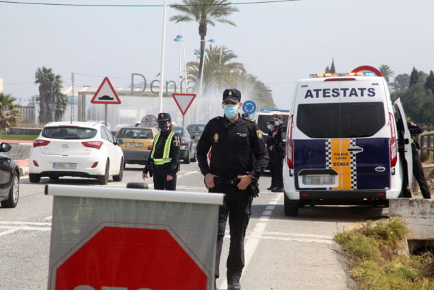Image: Police control during Easter at the entrance of Dénia