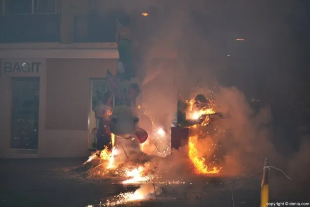 Artistas falleros amenazan con rescindir contratos a las comisiones que esperen a plantar en marzo 1 Imagen: Cremà de la falla de la Junta Local Fallera en 2016