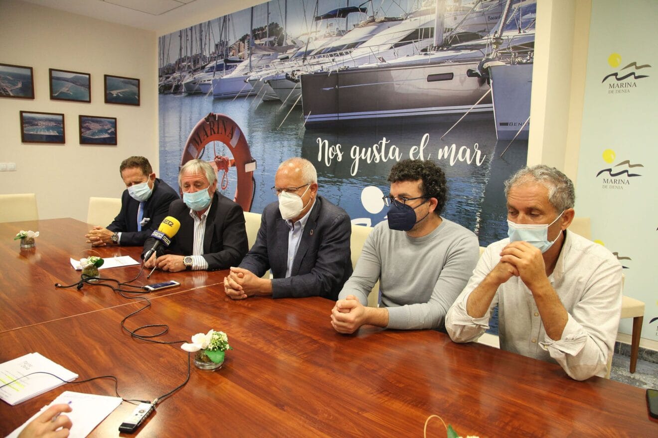 De izquierda a derecha, Nicolás Merle, Gabriel Martínez, director de Marina de Dénia, Vicent Grimalt, alcalde de Dénia, Raúl García de la Reina, concejal de Cultura, y Toni Marí, escultor