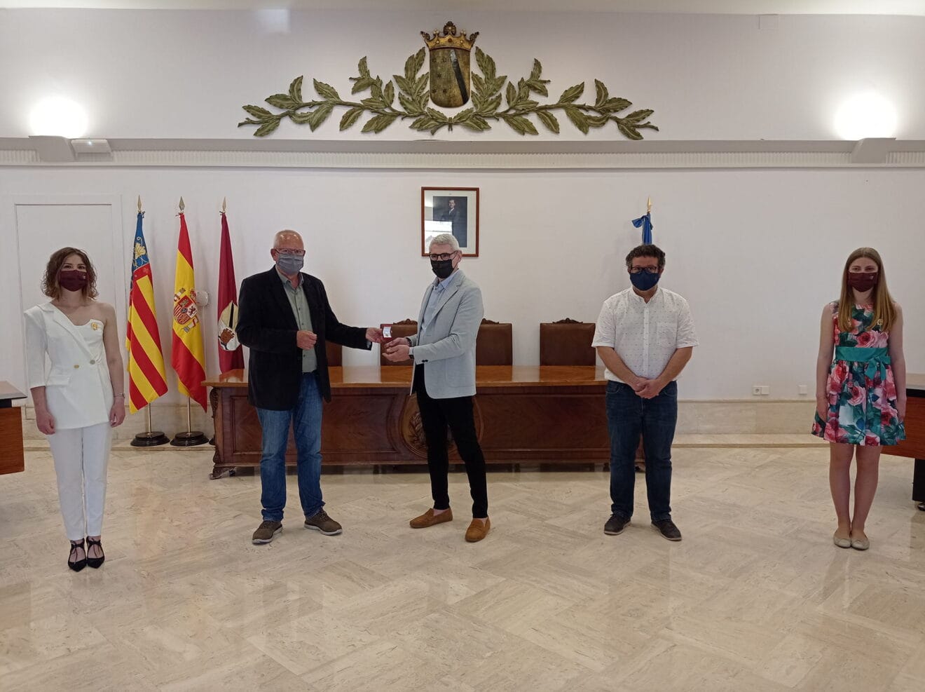 De izquierda a derecha, Safir Malonda, Fallera Mayor de Dénia, Vicent Grimalt, alcalde de Dénia, Jaume Bertomeu, presidente de la Junta Local Fallera, Óscar Mengual, concejal de Fiestas, y Martina Gimeno, Fallera Mayor Infantil de Dénia