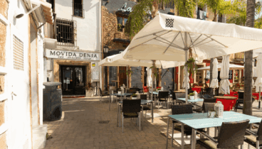 Disfruta del aire libre con la terraza a tu disposición de Movida Dénia