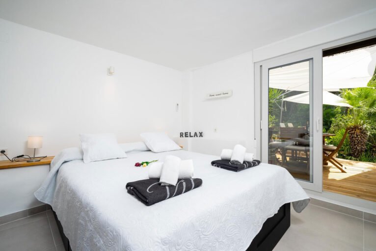 Dormitorio en un apartamento de vacaciones para cuatro personas en Dénia - Aguila Rent a Villa